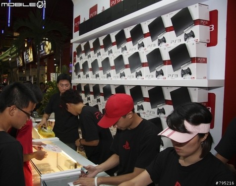 护士装台妹!超薄PS3**首发现场报道 护士装台妹!超薄PS3**首发现场报道