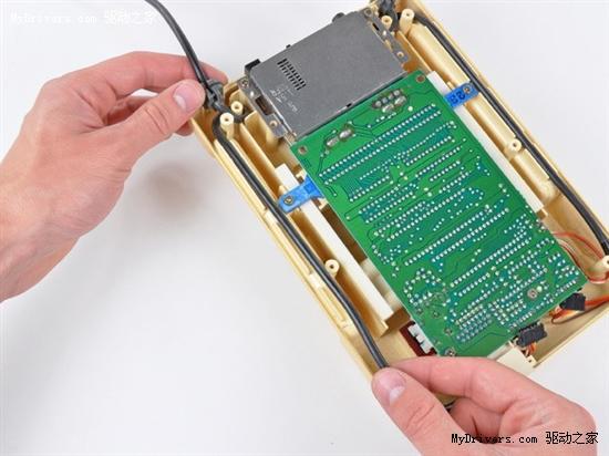 将两个接口拔掉之后就可以将手柄控制线从插槽中拿出