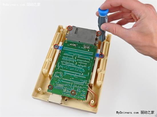 再将六颗固定主板的螺丝卸掉