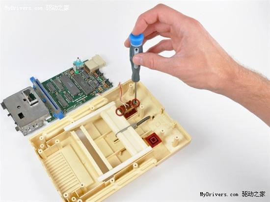 再将两颗固定电源开关的螺丝卸掉