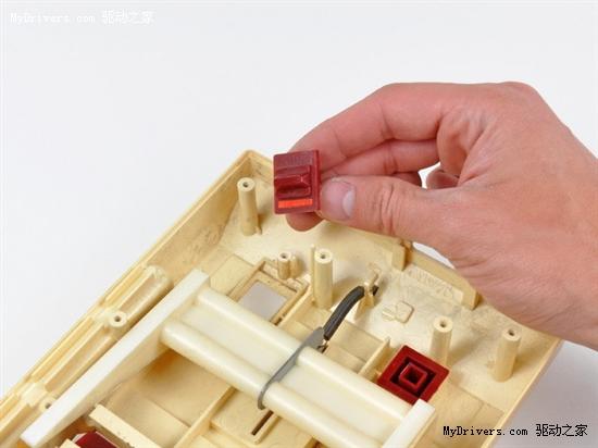 在卸掉主板后，开关键和复位键就非常容易拿出了