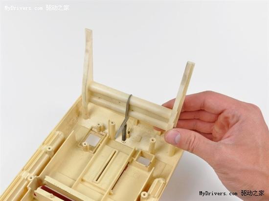 拿出用于弹出卡带的支架