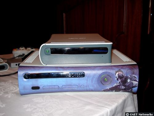 为了抗衡PS3的蓝光播放机功能，微软开始为其主机提供DVD播放机