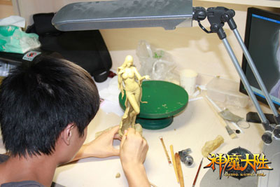 图片: 图6：《神魔大陆》研发人员捏制最美女神手办.jpg