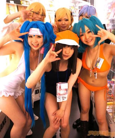 知名动漫店招揽顾客有绝招 店员泳装COS吸引眼球 知名动漫店招揽顾客有绝招 店员泳装COS吸引眼球