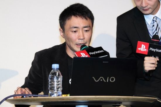 山内使用笔记型电脑示范“遥控竞赛”功能