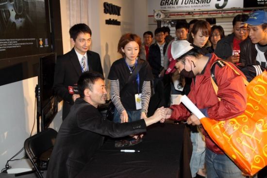 山内替现场玩家签名留念