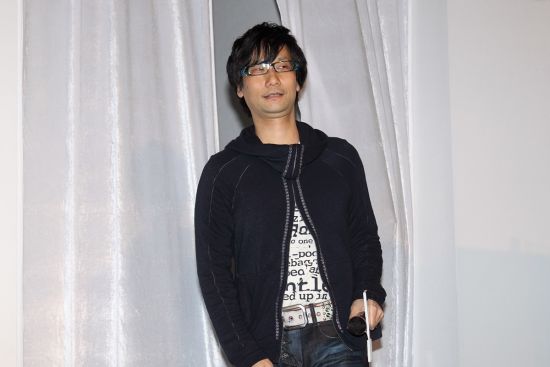 小岛从幕后现身 小岛从幕后现身