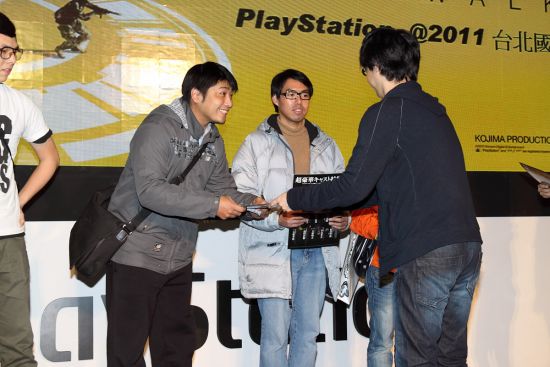 亲自颁奖给幸运中奖玩家 亲自颁奖给幸运中奖玩家