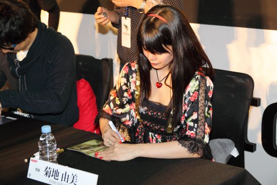 两人一同替现场玩家签名留念 两人一同替现场玩家签名留念