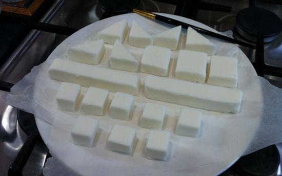 用糖霜制作冰块和石头