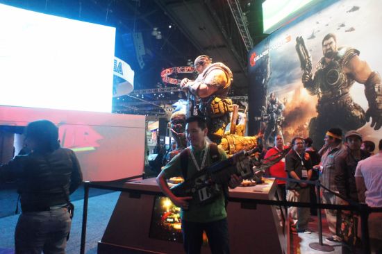 现场提供枪枝供玩家摄影 现场提供枪枝供玩家摄影