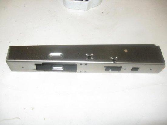 侧面两边的钻孔位置一定要精准