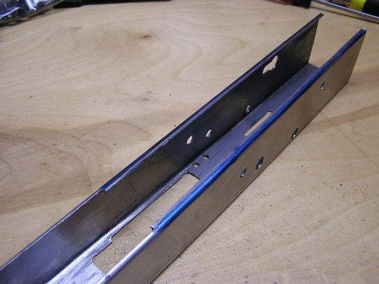 两边安装扳机/撞针/保险的三个孔