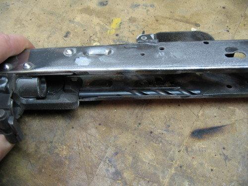 这是枪栓的两条滑轨