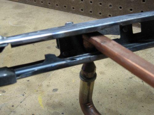 位置搞好后，就用点位电焊来焊接住