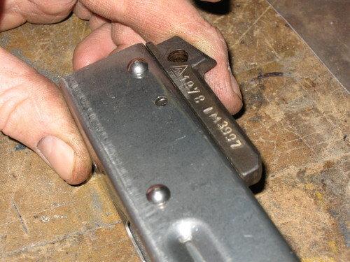 可以暂时用螺丝来固定住位置，准备安装猫钉