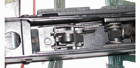 撞针的弹簧要压住扳机的两个尖尖