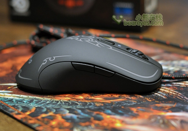 在鼠标上配有七个按键，全部都是依照人体工学设计并可进行宏编程。每个按键都拥有高达十万次点击的寿命，此为一般鼠标点击寿命的三倍以上。