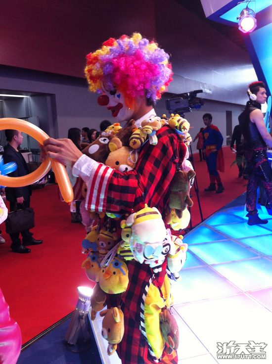 展会现场发放免费气球的可爱小丑