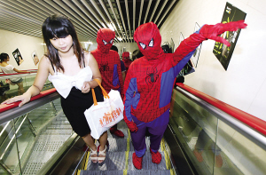 ■蜘蛛侠护送美女出地铁,她似乎有点害羞。