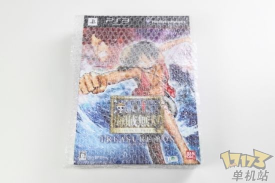 热腾腾刚到手的《海贼王无双》限定珍藏版，外层特别包了气泡纸以免碰伤