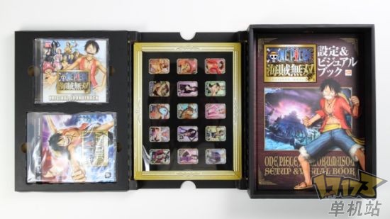 第三层则是精美的美术设定画册,三层内容物一字排开 第三层则是精美的美术设定画册,三层内容物一字排开