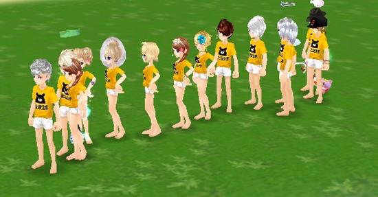 女孩子们的身后，总有一群男孩子跟着。。