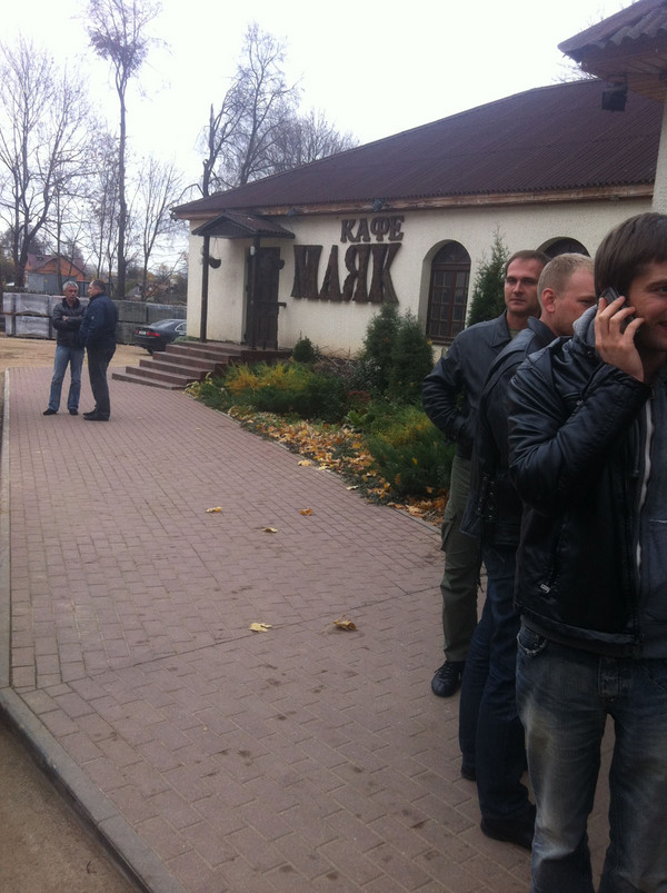 已经用完餐的人正在外面闲聊，气氛很轻松