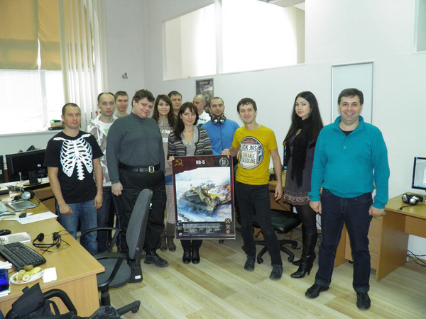 主创合影(右二为接待我们的美女)