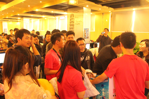 虽然人潮拥挤,但人人有奖,皆大欢喜!