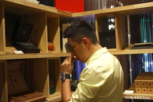 李抒在会所品雪茄