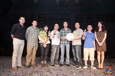 图片: 2+颁奖盛典为历年跨服战队颁发特别荣耀大奖.jpg