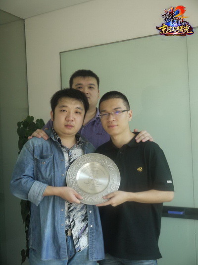 图片: 3+季军代表队捧走荣耀奖牌.jpg