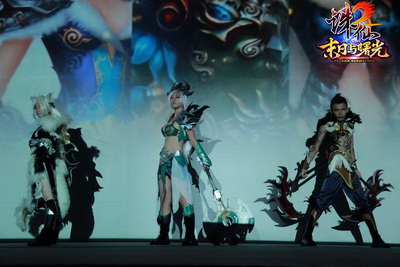 图片: 8+现场精彩的光影COS表演，11大职业召唤辰皇觉醒.jpg