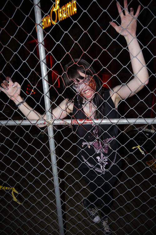 死亡复苏3展场殭尸秀　大家忙着〝啊~啊~〞不然就是〝喔~喔~〞