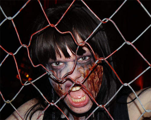 死亡复苏3展场殭尸秀　大家忙着〝啊~啊~〞不然就是〝喔~喔~〞