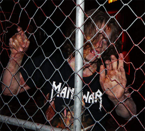 死亡复苏3展场殭尸秀　大家忙着〝啊~啊~〞不然就是〝喔~喔~〞