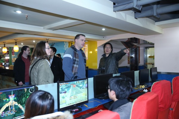关心玩家诉求 《激战2》北美团队走进中国网吧