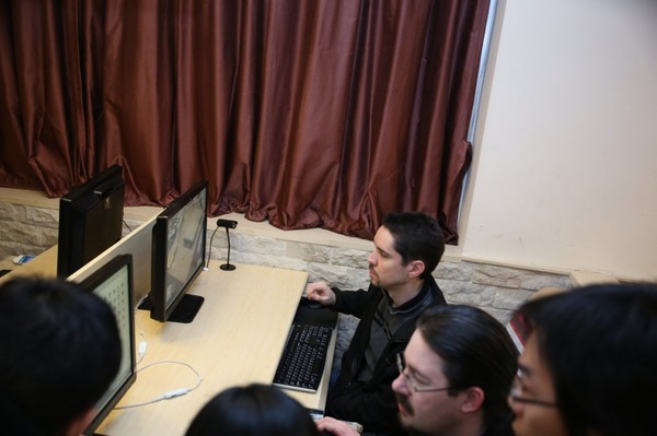 关心玩家诉求 《激战2》北美团队走进中国网吧