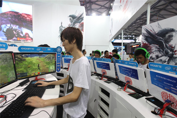 王诩文体验《激战2》三连屏