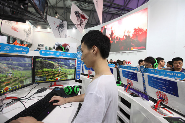 龚建试玩很认真