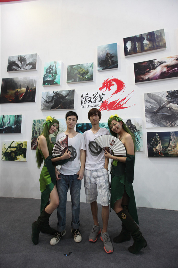 与两位希尔瓦里姑娘合影