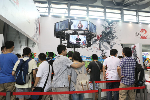 搂着妹子 玩着游戏 这才是人生啊