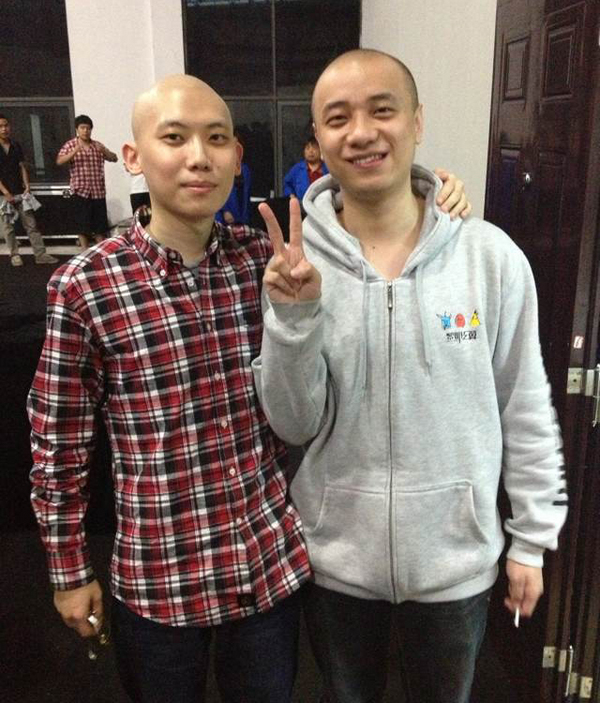 朱奕名（左）与WoA战队选手合照