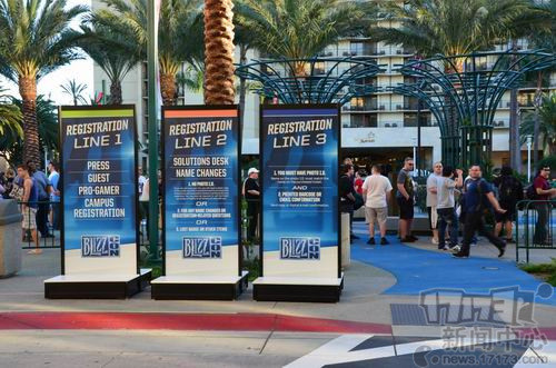 暴雪嘉年华,2013,场外,排队,礼品,人山人海,盛况最新图片