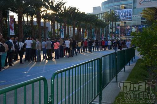 暴雪嘉年华,2013,场外,排队,礼品,人山人海,盛况最新图片