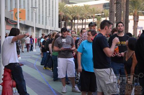 暴雪嘉年华,2013,场外,排队,礼品,人山人海,盛况最新图片