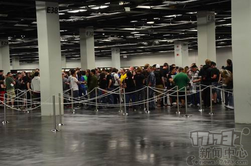 暴雪嘉年华,2013,场外,排队,礼品,人山人海,盛况最新图片