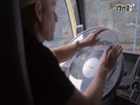 不可思议 小仓鼠悬崖上开卡车